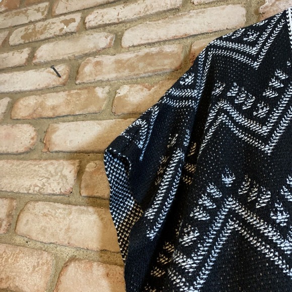 Fresh - Women’s Fringed Zig Zag Shawl Poncho Wrap Size Small 100% Acrylic - Picture 5 of 7